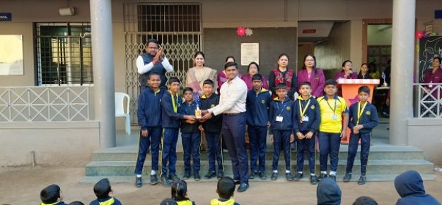 Prize distribution (13)